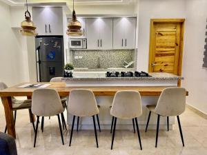 a kitchen with a large wooden table and chairs at Apartamento Carmen céntrico in Santa Bárbara de Samaná