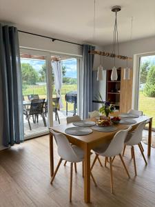 a dining room with a table and chairs at Sosnowy Zakątek in Radęcin