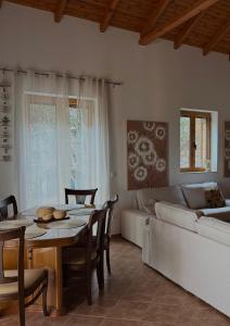 a living room with a table and a couch at Villa Panόrama in Riglia
