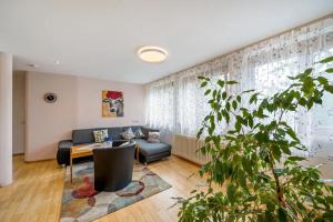 ein Wohnzimmer mit Sofa und Tisch in der Unterkunft Ferienwohnung Gartenblick in Freiamt