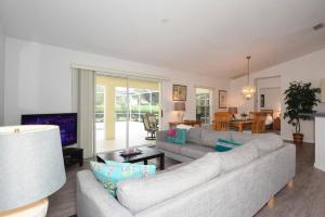 a living room with a couch and a tv at Villa Mourik in Inverness