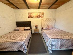 two beds in a room with two beds sidx sidx sidx at Villa campestre Las Palmas in Calima