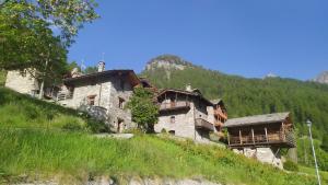 a building on the side of a hill at NUBERLAND nuovo alloggio appena ristrutturato e inaugurato in Gaby