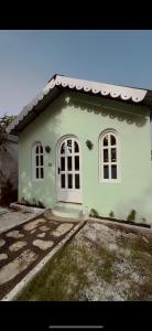 a small green house with at Vanvaas the forest note in Godarpura
