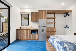 a small bedroom with a bed and a kitchen at Villa Peuchere in Santa Cruz