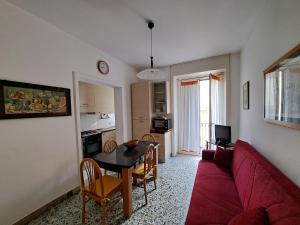 a living room with a red couch and a table at Appartamento in Centro casa vacanza in Scicli