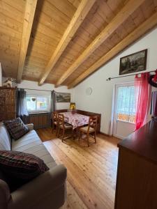 a living room with a table and a couch at Cèsa Niki in Canazei