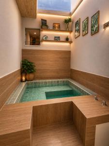 a swimming pool in a house with a tub at Flat com Jacuzzi - Cantinho do Lago 2 in Capitólio