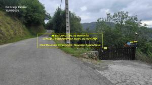 a sign on the side of a road at CA Granja Paraíso, Oasis Rural & Bienestar in Cangas de Onís