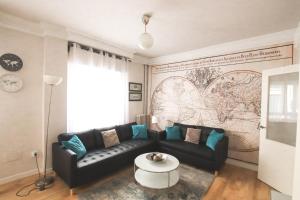 a living room with a black couch and a table at Mundo in Tudela
