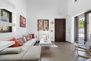 a living room with a couch and a table at Πασιθεα in Spartokhórion