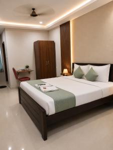 a bedroom with a large bed in a room at Hotel Rise Grand Kukatpally Near Hitex Exhibition Center & Nexus Mall, Yashoda Hospital in Hyderabad