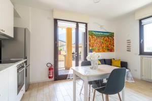 a kitchen and dining room with a table and chairs at Pepita del Lago - Piscina e Parcheggio privato in Lenno