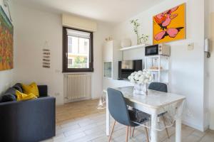 a living room with a table and a couch at Pepita del Lago - Piscina e Parcheggio privato in Lenno
