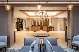 a lobby with a couch and a table at Marriott Lexington Griffin Gate Golf Resort & Spa in Lexington