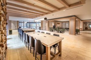 a conference room with tables and chairs in a building at Marriott Lexington Griffin Gate Golf Resort & Spa in Lexington