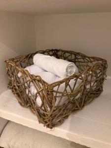 a basket filled with towels sitting on a shelf at Casa Natus Hostal in Zapatoca +59 photos