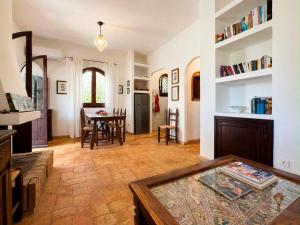 a living room with a table and a kitchen at Villa Florineth in Simius