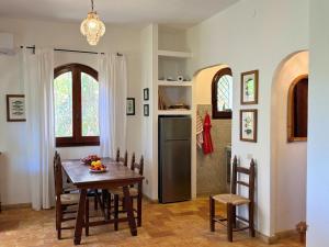 a kitchen and dining room with a table and a refrigerator at Villa Florineth in Simius