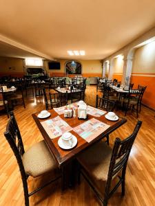 a dining room with a table and chairs in a restaurant at Meson de la Merced in Zacatecas