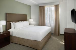 a hotel room with a large bed and a television at Residence Inn by Marriott Palo Alto Menlo Park in Menlo Park +49 photos