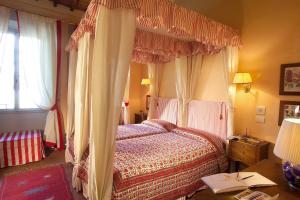 ein Schlafzimmer mit einem Himmelbett in der Unterkunft Antica Dimora Firenze in Florenz