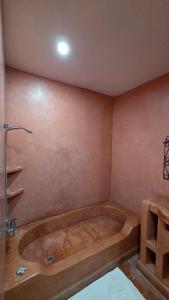 a bathroom with a bath tub in a room at HOTEL RESTAURANT LA KaSBAH in Tinerhir