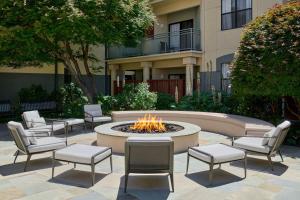 a fire pit in the middle of a courtyard with chairs at Residence Inn by Marriott Palo Alto Menlo Park in Menlo Park