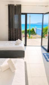 a bedroom with two beds and a view of the ocean at Rajan apartement in Piqeras