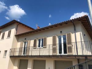 a house with a balcony and a blue sky at La Casina di Titty in Stia