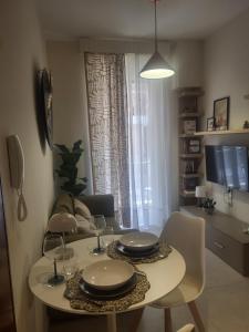 ein Esstisch mit Tellern und Weingläsern darauf in der Unterkunft Centro casa in Arta