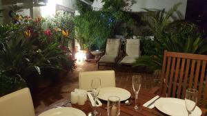 ロスピタレート・デ・リョブレガートにあるPenthouse Pujosの白皿とワイングラスが付いたテーブル