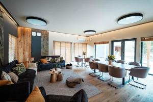 a living room with a table and chairs at Leśniczanka in Brenna