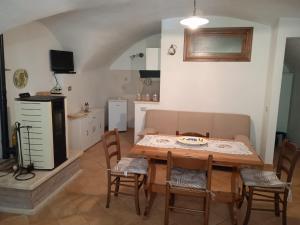 a kitchen and dining room with a table and chairs at Casa Vacanza da Luigi in Opi