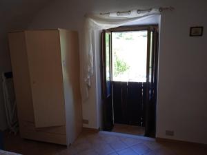an empty room with a door and a window at Casa Vacanza da Luigi in Opi