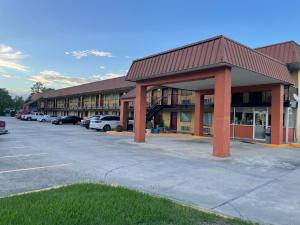 a parking lot in front of a hotel at Western Motel - Jesup in Jesup