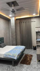 a bedroom with a bed and a ceiling at Hotel Dhamija divine inn in Sirsa