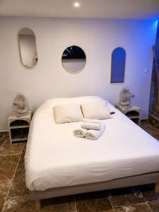 a bedroom with a bed with two towels on it at Suite avec jacuzzi DOLCE NOTTE in Rochegude
