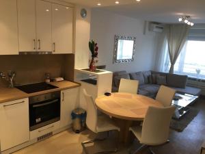eine Küche und ein Wohnzimmer mit einem Tisch und einem Sofa in der Unterkunft Apartment Gorki in Belgrad