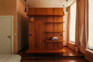 a room with a wooden wall with a shelf at B&B Inn Between in Ghent