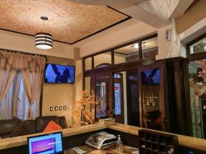 an office with a computer and a christmas tree at Hotel y Restaurante Manhattan in La Tenería