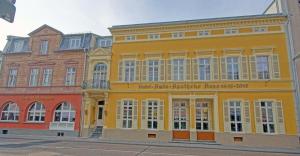 un edificio amarillo al lado de una calle en Hotel Amts-Apotheke en Limburg an der Lahn