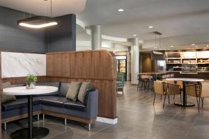 a lobby with a couch and a table and chairs at Courtyard by Marriott Memphis Collierville in Collierville