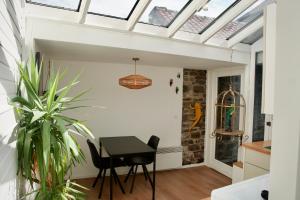 a dining room with a table and a glass ceiling at Escapade tropicale au Costa Rica in Profondeville