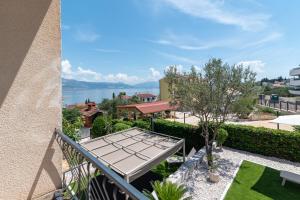 a balcony with a table and a view of the water at Guest house Bella in Slatine