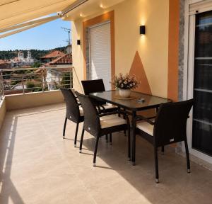 ein Esstisch und Stühle auf einem Balkon in der Unterkunft Markos Studios Potos Thassos in Potos + 49 Fotos
