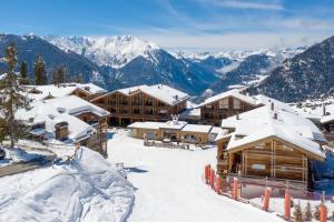 eine schneebedeckte Skihütte in den Bergen in der Unterkunft W Verbier in Verbier