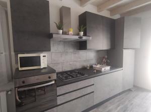 a kitchen with a stove and a microwave at Sweet Home in Corbetta