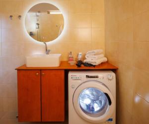 a bathroom with a washing machine and a mirror at Linas Concept in Fourfourás