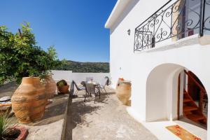 a patio with a table and chairs and a balcony at Linas Concept in Fourfourás